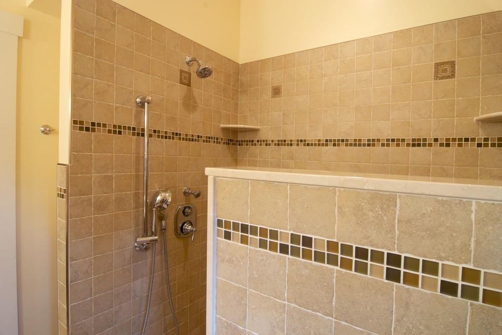 Diseño de cuarto de baño principal de estilo americano grande con ducha abierta, baldosas y/o azulejos beige, baldosas y/o azulejos de porcelana, paredes beige, suelo de baldosas de porcelana, lavabo sobreencimera y encimera de azulejos