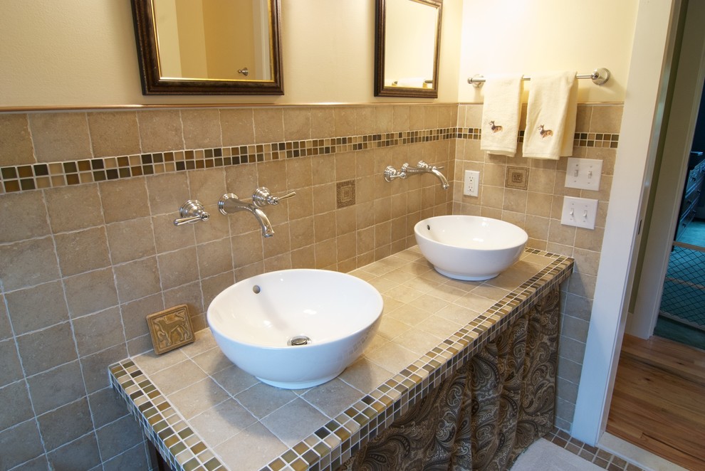 Inspiration för stora amerikanska en-suite badrum, med en öppen dusch, beige kakel, porslinskakel, beige väggar, klinkergolv i porslin, ett fristående handfat och kaklad bänkskiva