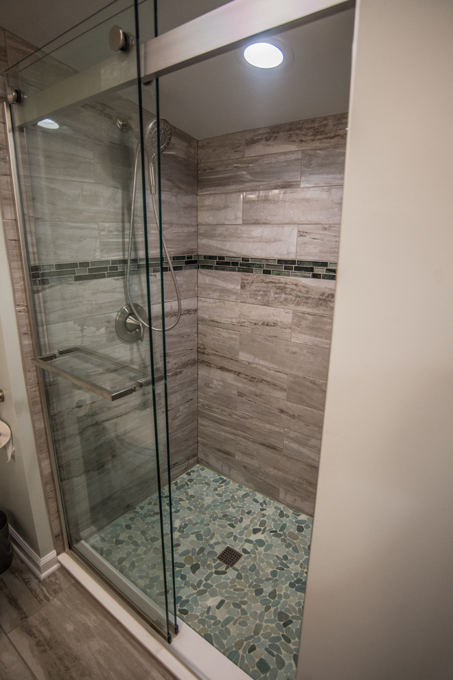 Ispirazione per una stanza da bagno padronale tradizionale di medie dimensioni con doccia alcova, piastrelle grigie, piastrelle di marmo, pavimento in marmo, pavimento grigio e porta doccia scorrevole