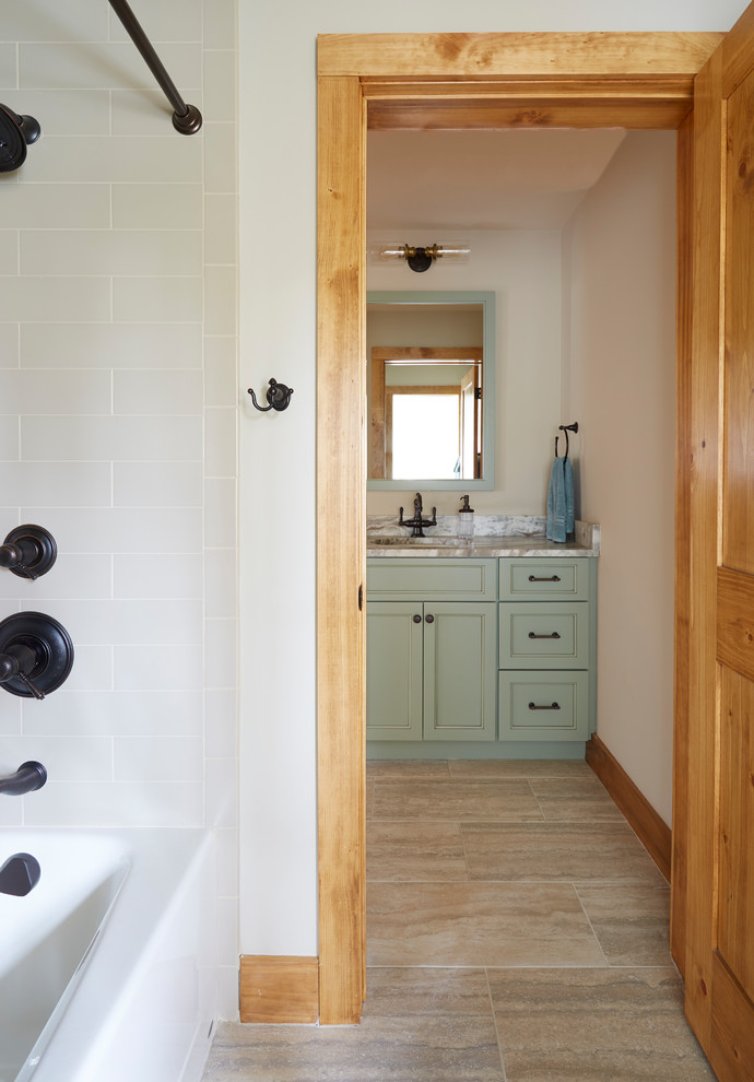 Пример оригинального дизайна: детская ванная комната среднего размера в стиле рустика с фасадами с утопленной филенкой, зелеными фасадами, ванной в нише, душем над ванной, раздельным унитазом, бежевой плиткой, керамической плиткой, бежевыми стенами, полом из керамогранита, врезной раковиной, столешницей из кварцита, бежевым полом, шторкой для ванной, бежевой столешницей, тумбой под две раковины и встроенной тумбой