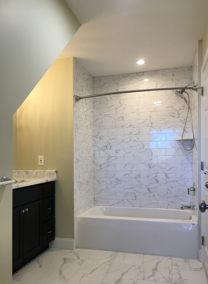 Стильный дизайн: ванная комната среднего размера в стиле неоклассика (современная классика) с белыми фасадами, ванной в нише, душем над ванной, разноцветной плиткой, керамической плиткой, желтыми стенами, полом из керамической плитки, врезной раковиной, столешницей из гранита, разноцветным полом, открытым душем, разноцветной столешницей, тумбой под одну раковину и встроенной тумбой - последний тренд
