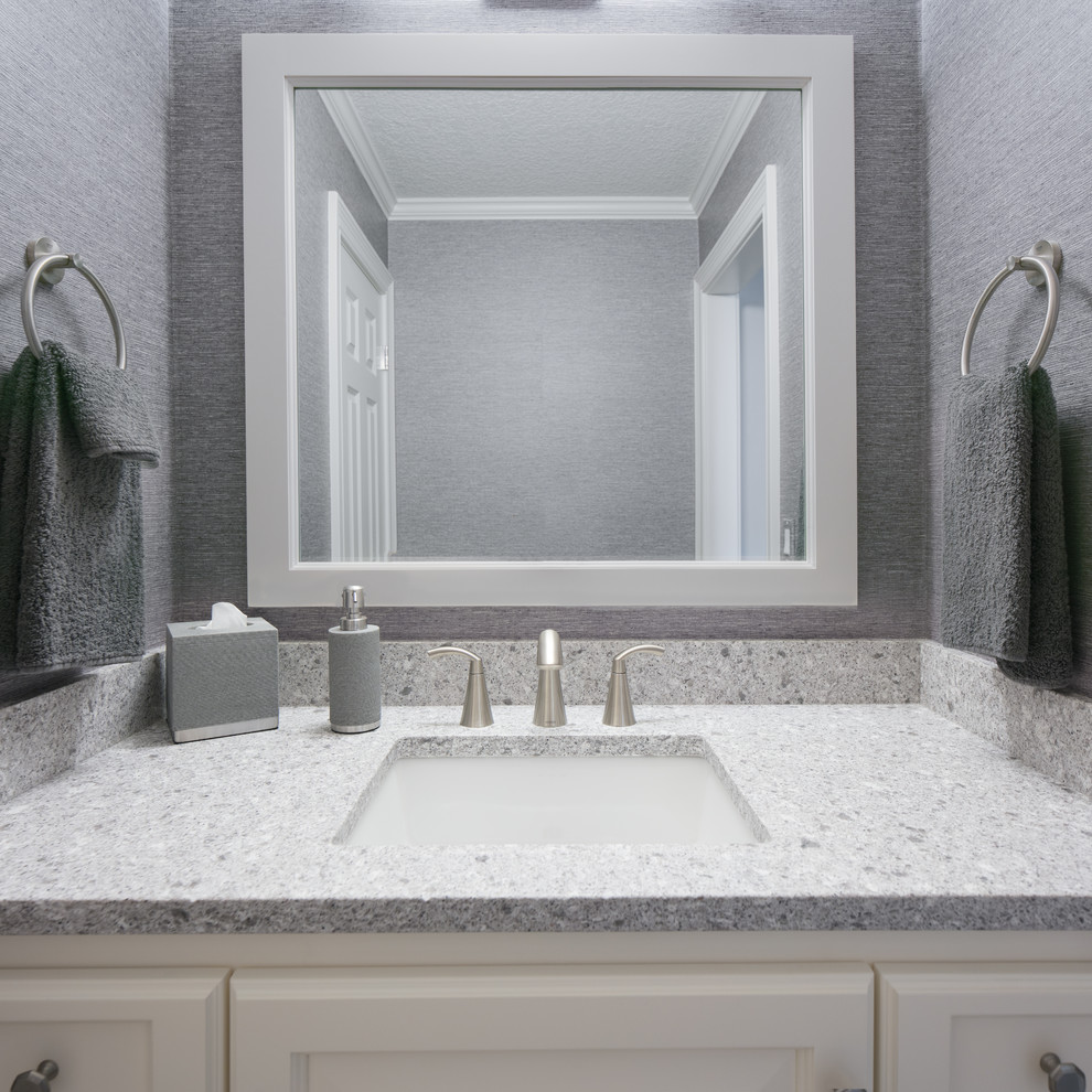 Idées déco pour une petite salle de bain classique avec des portes de placard blanches, un mur gris, un lavabo encastré, un plan de toilette en quartz modifié, un placard avec porte à panneau surélevé et un plan de toilette gris.