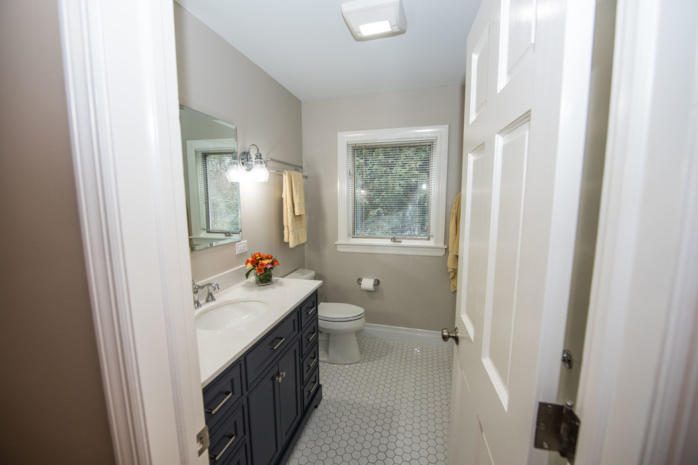 Kleines Duschbad mit Schrankfronten im Shaker-Stil, schwarzen Schränken, Toilette mit Aufsatzspülkasten, beiger Wandfarbe, Keramikboden, Einbauwaschbecken, weißem Boden, Einzelwaschbecken und eingebautem Waschtisch in Chicago