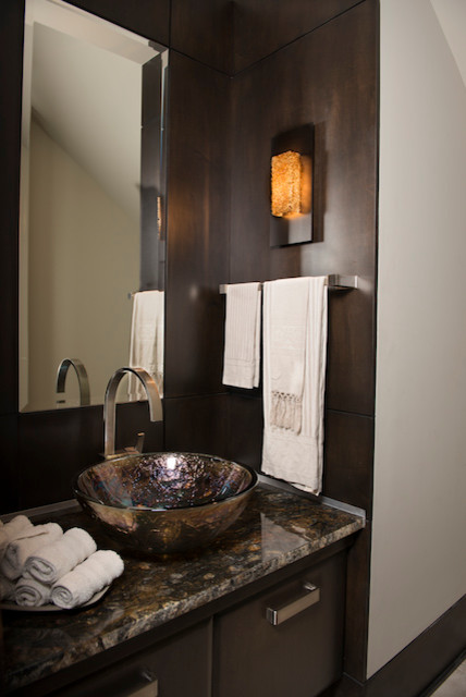 Idee per una stanza da bagno contemporanea con lavabo a bacinella, ante lisce e ante in legno bruno