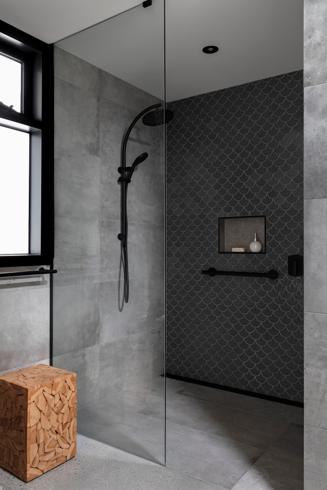 メルボルンにある高級な中くらいなミッドセンチュリースタイルのおしゃれな浴室 (オープン型シャワー、グレーのタイル、モザイクタイル、グレーの壁、コンクリートの床、グレーの床、オープンシャワー) の写真