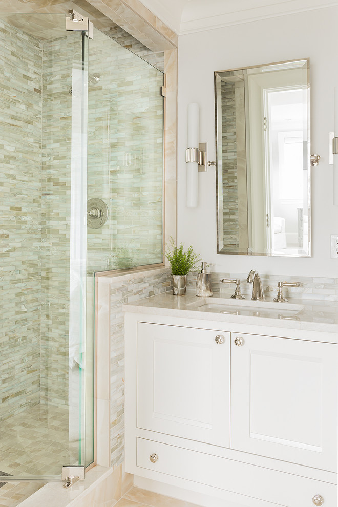 Foto de cuarto de baño rectangular costero con lavabo bajoencimera, armarios con paneles empotrados, puertas de armario blancas, ducha empotrada y baldosas y/o azulejos verdes
