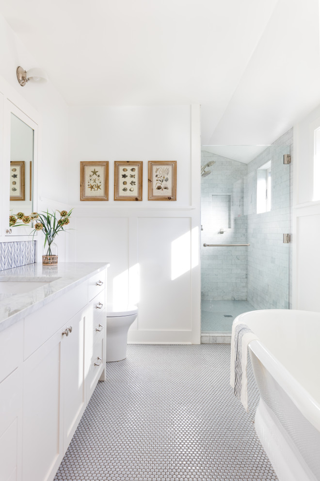 Inspiration för ett mellanstort vintage vit vitt badrum, med skåp i shakerstil, vita skåp, ett fristående badkar, våtrum, vit kakel, marmorkakel, vita väggar, klinkergolv i keramik, ett undermonterad handfat, marmorbänkskiva, blått golv och dusch med gångjärnsdörr