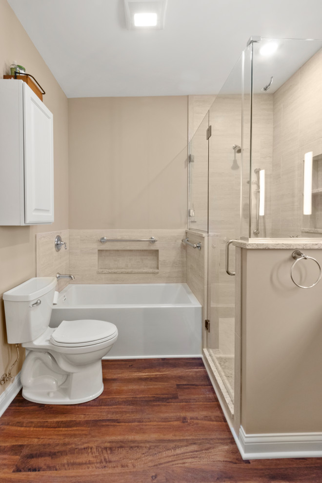 Стильный дизайн: огромная главная ванная комната в классическом стиле с плоскими фасадами, белыми фасадами, ванной в нише, угловым душем, унитазом-моноблоком, бежевой плиткой, керамической плиткой, бежевыми стенами, полом из винила, врезной раковиной, столешницей из искусственного кварца, коричневым полом, душем с распашными дверями, разноцветной столешницей, тумбой под две раковины и встроенной тумбой - последний тренд