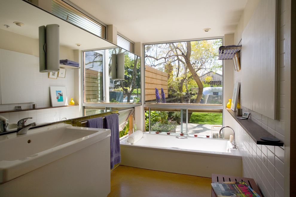 Стильный дизайн: ванная комната в современном стиле с ванной в нише - последний тренд