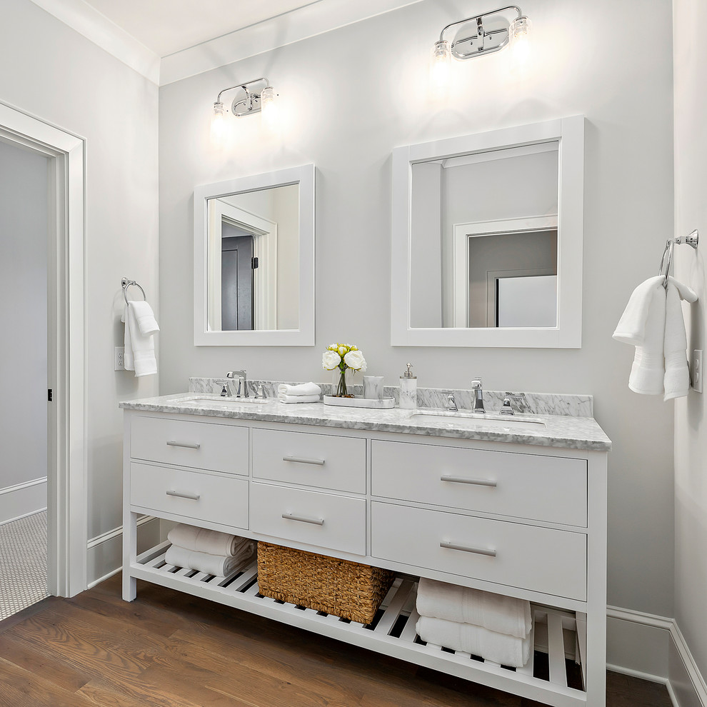 Esempio di una stanza da bagno per bambini country di medie dimensioni con pareti beige, pavimento in legno massello medio, top in marmo, pavimento marrone e top bianco