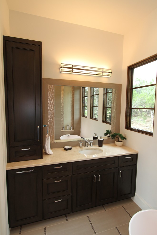 Exempel på ett mellanstort klassiskt badrum, med ett undermonterad handfat, släta luckor, skåp i mörkt trä, marmorbänkskiva, ett fristående badkar, beige kakel, porslinskakel, vita väggar och klinkergolv i porslin