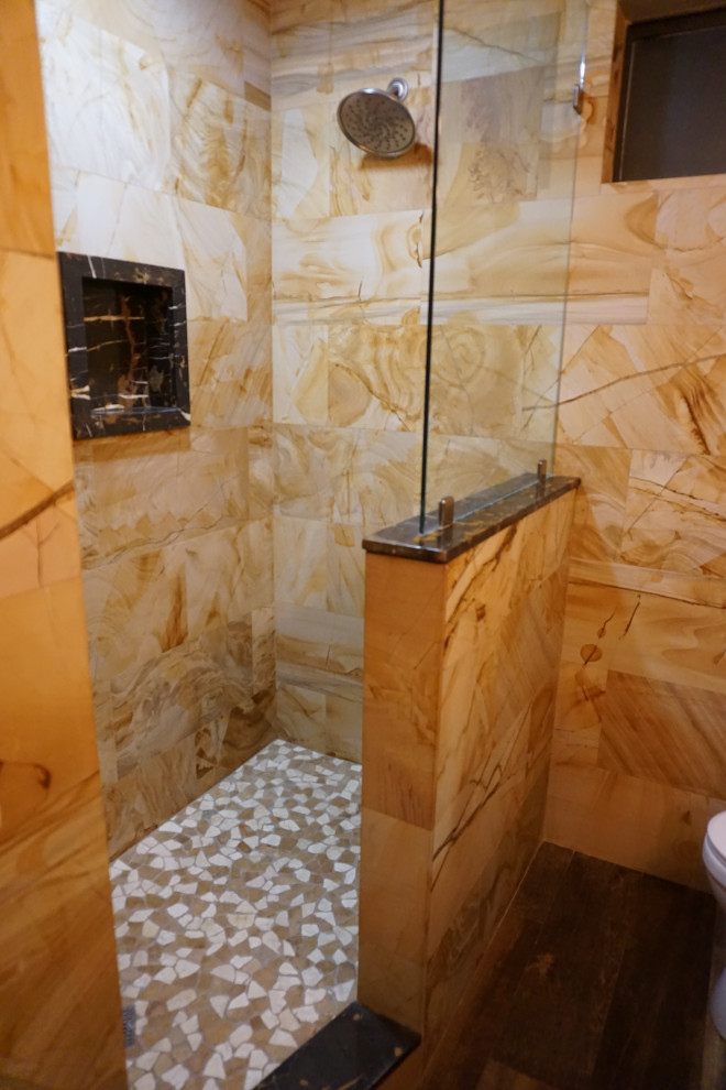 Modelo de cuarto de baño minimalista de tamaño medio con ducha empotrada, baldosas y/o azulejos beige, baldosas y/o azulejos naranja, baldosas y/o azulejos blancos, baldosas y/o azulejos de mármol, paredes multicolor, aseo y ducha y ducha abierta