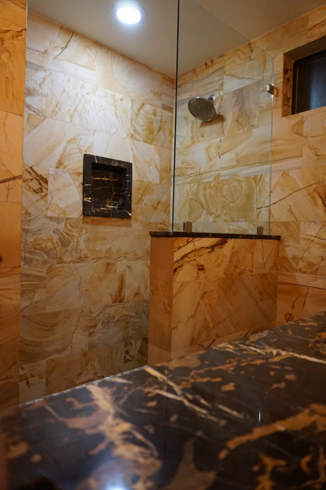 Mittelgroßes Modernes Duschbad mit Duschnische, beigen Fliesen, orangen Fliesen, weißen Fliesen, Marmorfliesen, bunten Wänden und offener Dusche in Las Vegas