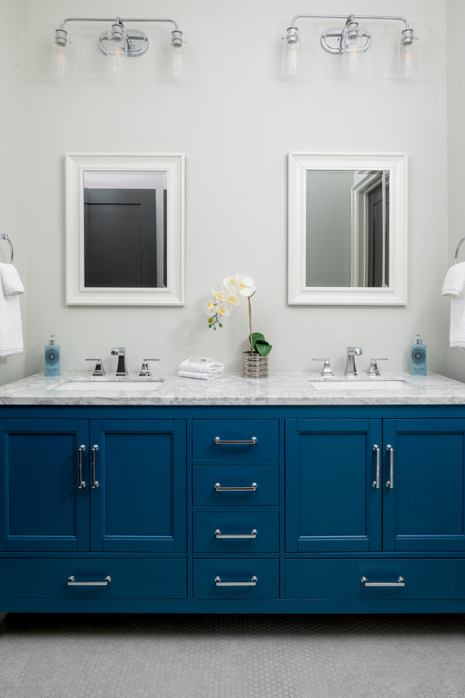Идея дизайна: ванная комната среднего размера в стиле неоклассика (современная классика) с синими фасадами, бежевыми стенами, полом из мозаичной плитки, столешницей из искусственного кварца, бежевым полом, белой столешницей, тумбой под две раковины и напольной тумбой