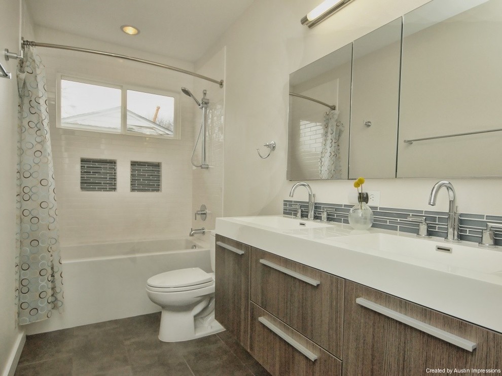 Idee per una stanza da bagno contemporanea di medie dimensioni con lavabo integrato, ante lisce, vasca ad alcova, vasca/doccia e WC a due pezzi