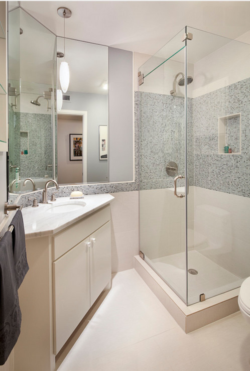 Imagen de cuarto de baño actual pequeño con lavabo bajoencimera, armarios con paneles lisos, puertas de armario blancas, ducha esquinera, baldosas y/o azulejos azules, baldosas y/o azulejos en mosaico y aseo y ducha