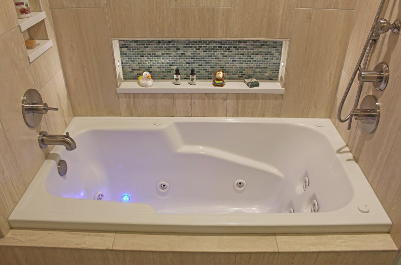 Diseño de cuarto de baño contemporáneo pequeño con bañera encastrada y combinación de ducha y bañera