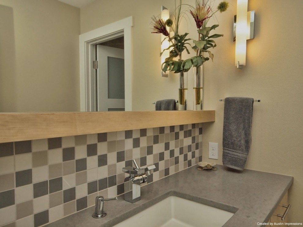 Idée de décoration pour une salle de bain design en bois clair de taille moyenne avec un lavabo encastré et un placard à porte plane.