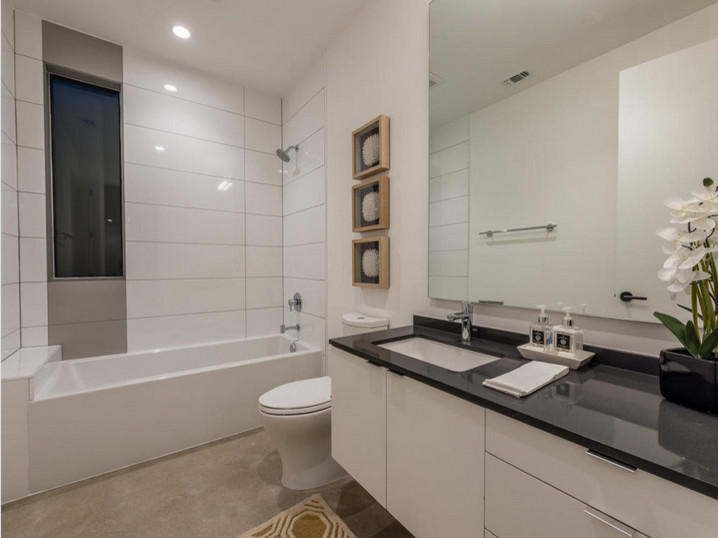 Esempio di una stanza da bagno per bambini design di medie dimensioni con lavabo sottopiano, ante lisce, ante bianche, vasca ad alcova, piastrelle bianche e pareti bianche