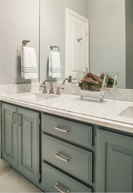 Esempio di una stanza da bagno con doccia tradizionale di medie dimensioni con lavabo sottopiano, ante verdi, top in marmo e pareti grigie