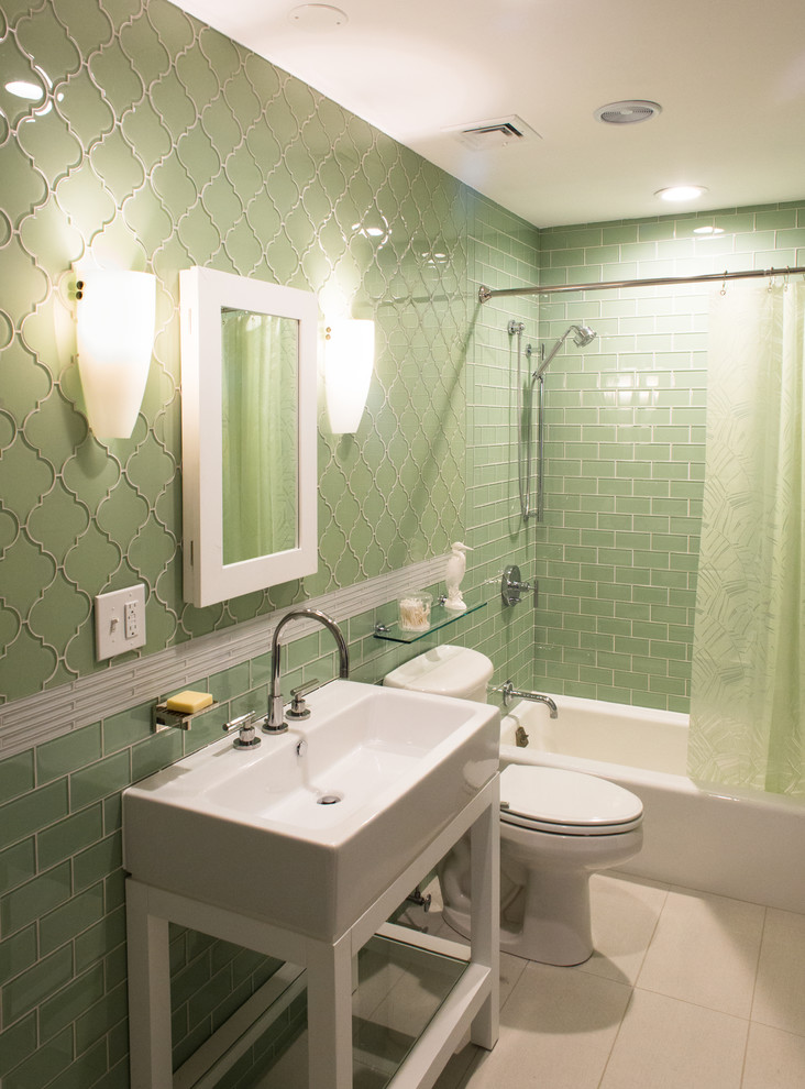 Inspiration för ett stort funkis badrum med dusch, med vita skåp, en dusch/badkar-kombination, glaskakel, gröna väggar, klinkergolv i porslin, möbel-liknande, ett badkar i en alkov, en toalettstol med separat cisternkåpa, grön kakel, ett avlångt handfat, vitt golv och dusch med duschdraperi