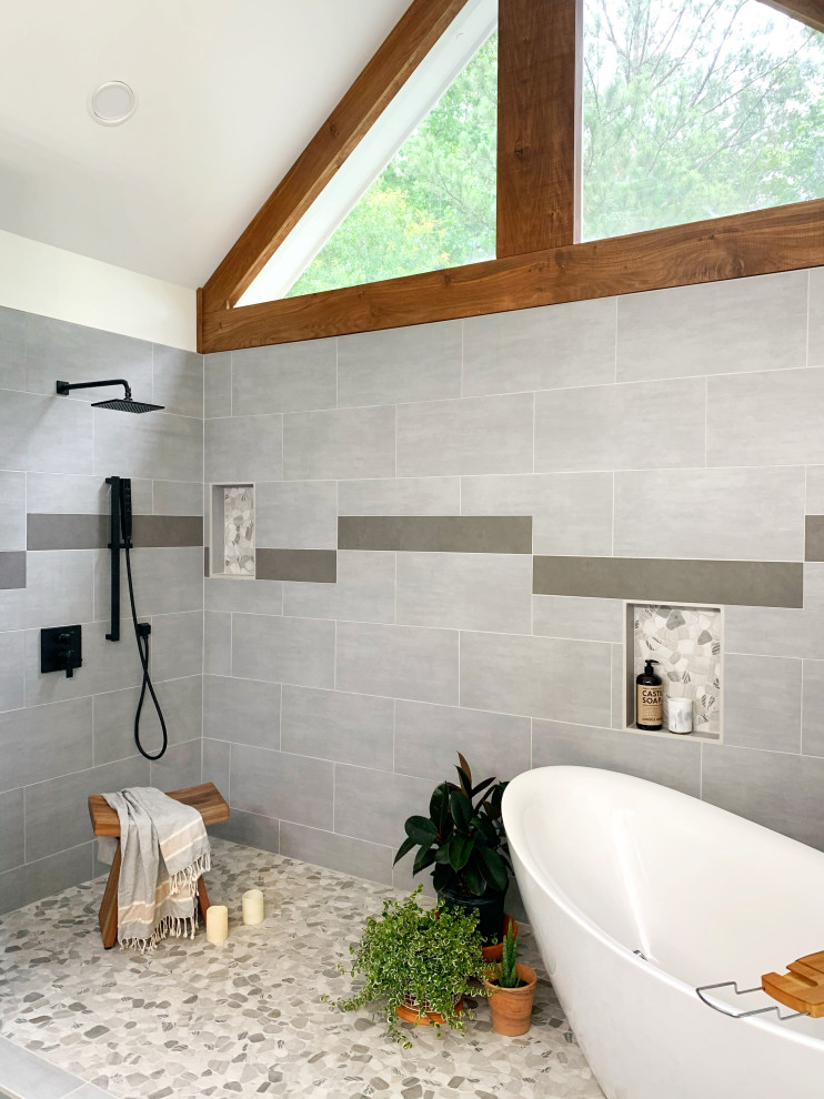 Exempel på ett stort modernt vit vitt en-suite badrum, med skåp i shakerstil, svarta skåp, ett fristående badkar, våtrum, en toalettstol med hel cisternkåpa, grå kakel, keramikplattor, vita väggar, klinkergolv i keramik, ett undermonterad handfat, marmorbänkskiva, grått golv och med dusch som är öppen