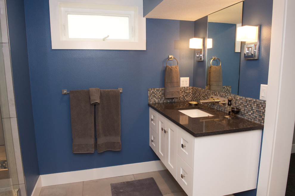 Exemple d'une salle de bain principale avec un placard à porte shaker, des portes de placard blanches, une douche double, WC séparés, un carrelage beige, un carrelage de pierre, un mur bleu, un sol en carrelage de céramique, un lavabo encastré et un plan de toilette en quartz modifié.