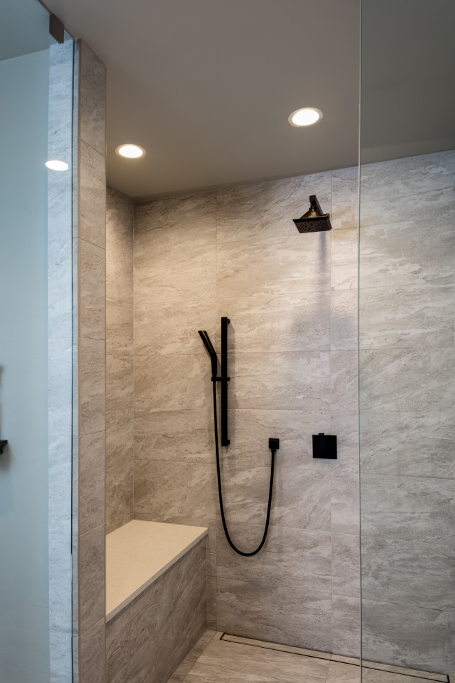 Imagen de cuarto de baño único de estilo americano pequeño con puertas de armario violetas, combinación de ducha y bañera, baldosas y/o azulejos grises, paredes grises, encimera de cuarcita y ducha abierta