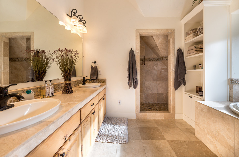 Idee per una stanza da bagno padronale moderna di medie dimensioni con ante beige, vasca da incasso, doccia alcova, WC monopezzo, piastrelle beige, piastrelle in pietra, pareti beige, lavabo da incasso e top in granito