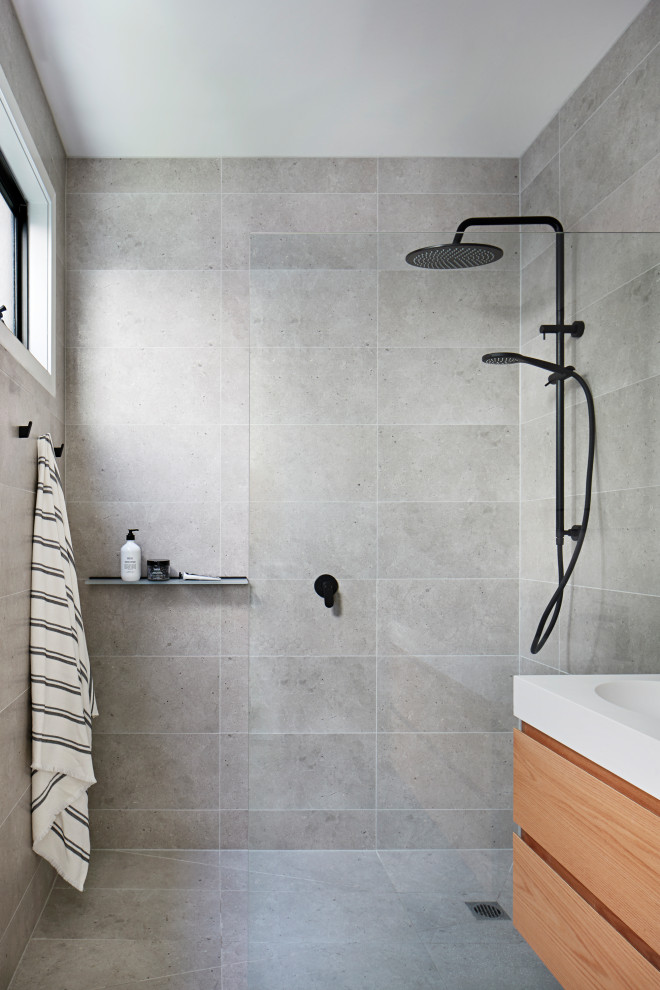 Exemple d'une salle de bain scandinave en bois clair de taille moyenne avec une douche ouverte, un carrelage gris, un sol gris, aucune cabine, un plan de toilette blanc, meuble simple vasque et meuble-lavabo suspendu.