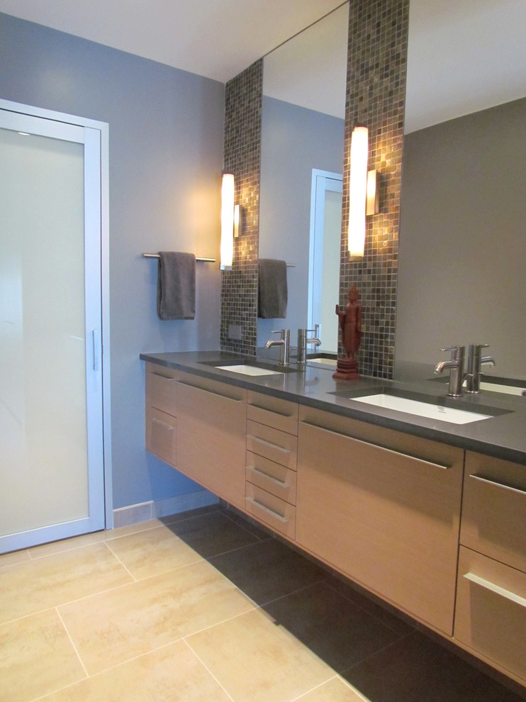 Modernes Badezimmer En Suite mit Unterbauwaschbecken, flächenbündigen Schrankfronten, hellen Holzschränken, Quarzwerkstein-Waschtisch, gelben Fliesen, Porzellanfliesen, grauer Wandfarbe und Porzellan-Bodenfliesen in Chicago