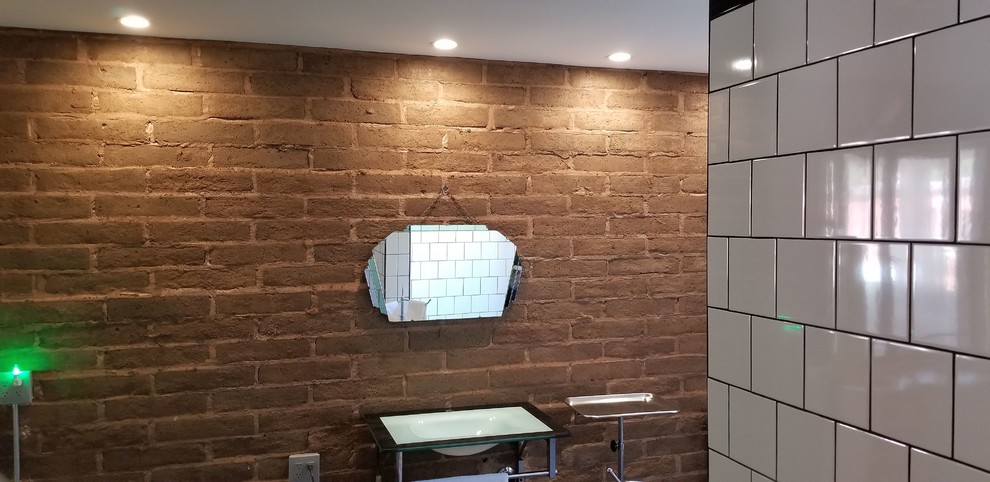 Idéer för ett stort eklektiskt badrum med dusch, med en kantlös dusch, en toalettstol med hel cisternkåpa, svart och vit kakel, keramikplattor, klinkergolv i keramik, ett väggmonterat handfat, svart golv, grå väggar, bänkskiva i rostfritt stål och med dusch som är öppen