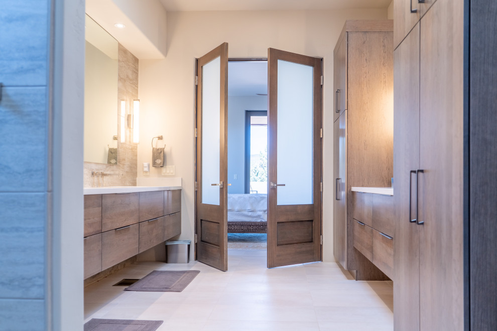 Modernes Badezimmer En Suite mit flächenbündigen Schrankfronten, hellbraunen Holzschränken und schwebendem Waschtisch