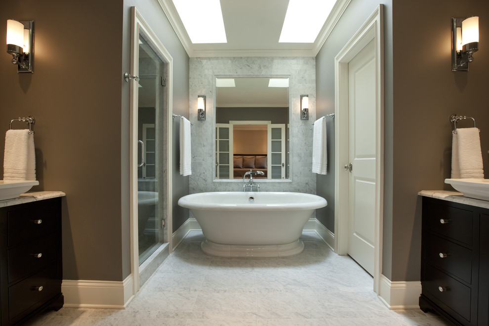 シカゴにあるトラディショナルスタイルのおしゃれな浴室 (置き型浴槽) の写真