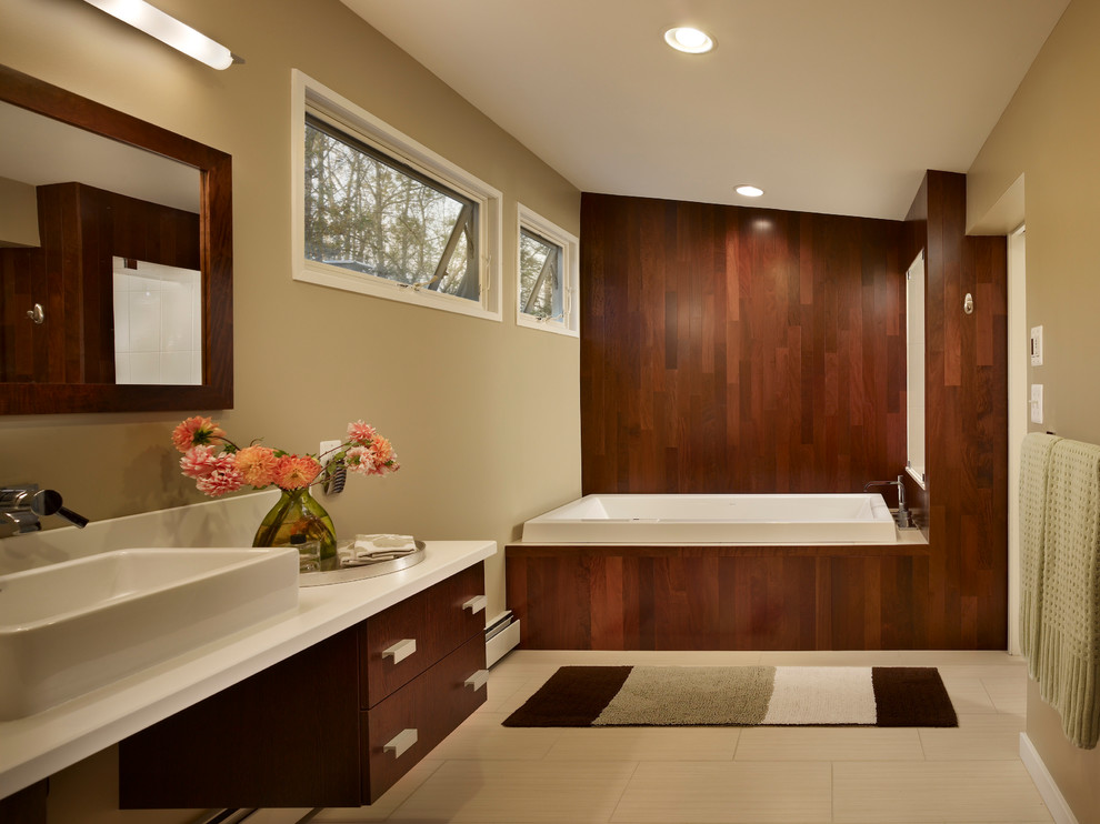 Exempel på ett modernt badrum, med ett fristående handfat