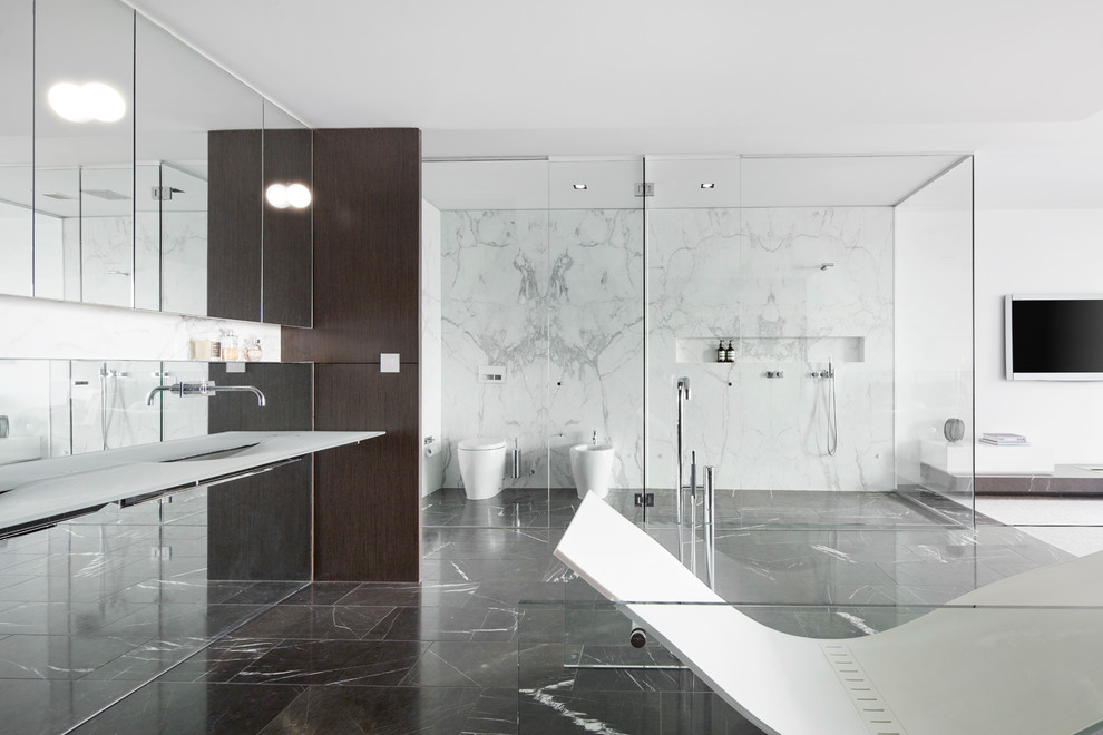 Стильный дизайн: большая главная ванная комната в современном стиле с стеклянными фасадами, темными деревянными фасадами, отдельно стоящей ванной, открытым душем, унитазом-моноблоком, черно-белой плиткой, мраморной плиткой, белыми стенами, мраморным полом, подвесной раковиной, стеклянной столешницей, черным полом и душем с распашными дверями - последний тренд