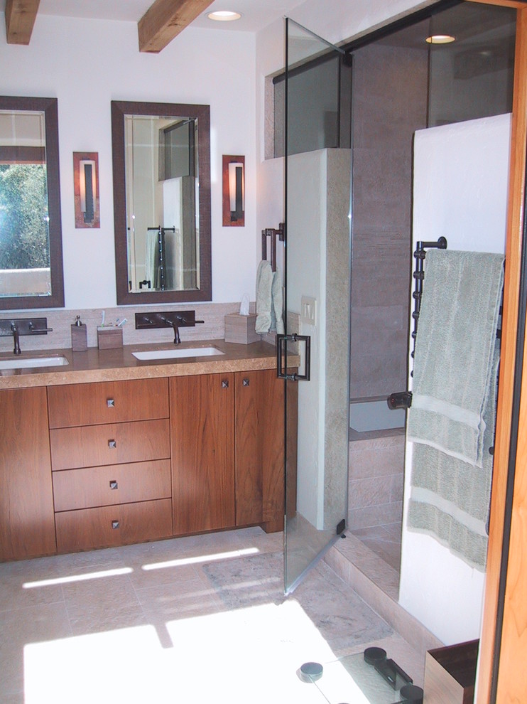 Cette photo montre un grand sauna tendance en bois brun avec un lavabo encastré, un placard à porte plane, un plan de toilette en calcaire, WC à poser, un carrelage beige, des carreaux de porcelaine, un mur blanc et un sol en carrelage de porcelaine.