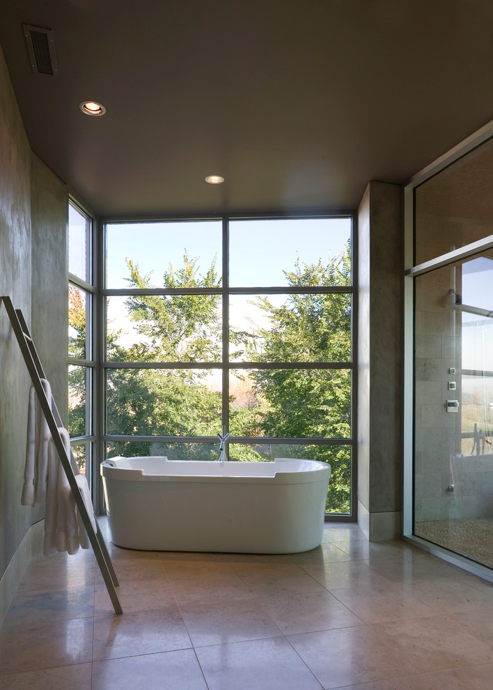 シアトルにあるコンテンポラリースタイルのおしゃれな浴室 (置き型浴槽) の写真