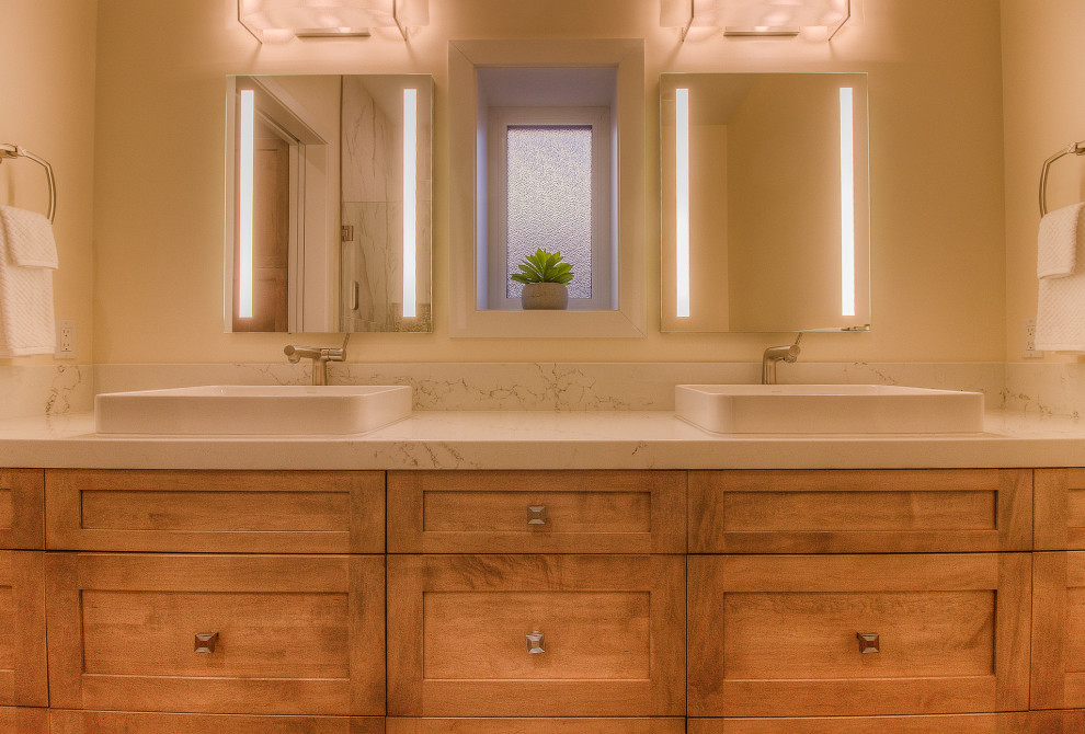 Свежая идея для дизайна: главная ванная комната в классическом стиле с фасадами в стиле шейкер, коричневыми фасадами, душем без бортиков, унитазом-моноблоком, белой плиткой, керамогранитной плиткой, бежевыми стенами, бетонным полом, настольной раковиной, столешницей из искусственного кварца, коричневым полом, душем с распашными дверями, белой столешницей, тумбой под две раковины и встроенной тумбой - отличное фото интерьера