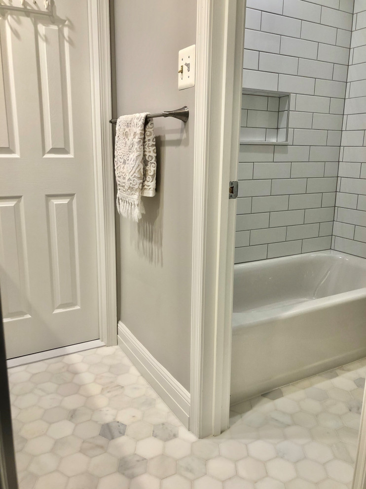 Пример оригинального дизайна: маленькая детская ванная комната в стиле кантри с фасадами с утопленной филенкой, серыми фасадами, ванной в нише, раздельным унитазом, белой плиткой, керамогранитной плиткой, серыми стенами, мраморным полом, врезной раковиной, столешницей из искусственного кварца, белой столешницей, тумбой под две раковины и встроенной тумбой для на участке и в саду