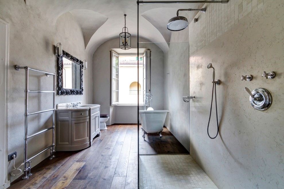 Großes Mediterranes Badezimmer mit offener Dusche, bunten Wänden, dunklem Holzboden, Einbauwaschbecken und offener Dusche in London
