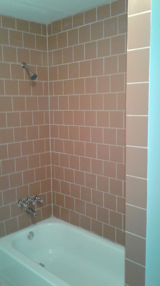 Inspiration för ett litet amerikanskt badrum, med skifferkakel, vita väggar och orange kakel