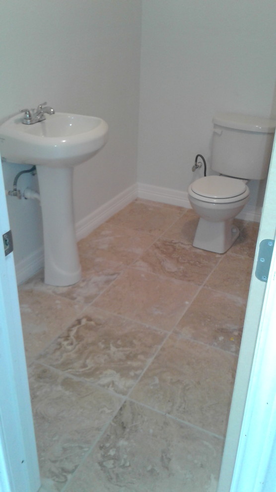 Imagen de cuarto de baño de estilo americano pequeño con baldosas y/o azulejos multicolor, baldosas y/o azulejos de pizarra, paredes blancas y suelo de baldosas de terracota