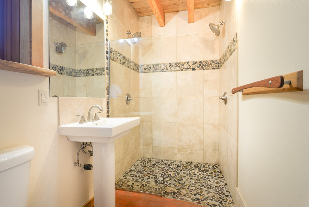 Idéer för mellanstora en-suite badrum, med en dusch i en alkov, en toalettstol med separat cisternkåpa, beige kakel, porslinskakel, beige väggar, betonggolv, ett piedestal handfat, orange golv och med dusch som är öppen