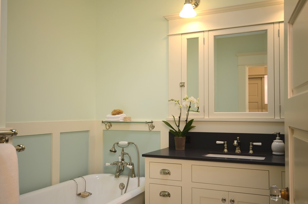 Amerikansk inredning av ett litet en-suite badrum, med skåp i shakerstil, vita skåp, ett badkar med tassar, en toalettstol med separat cisternkåpa, blå väggar, klinkergolv i keramik, ett undermonterad handfat och bänkskiva i kvarts