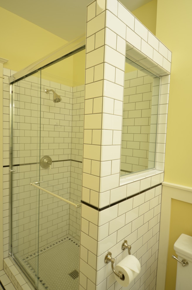 ポートランドにある小さなトラディショナルスタイルのおしゃれな浴室 (インセット扉のキャビネット、白いキャビネット、アルコーブ型シャワー、分離型トイレ、モノトーンのタイル、セラミックタイル、黄色い壁、セラミックタイルの床、ペデスタルシンク) の写真