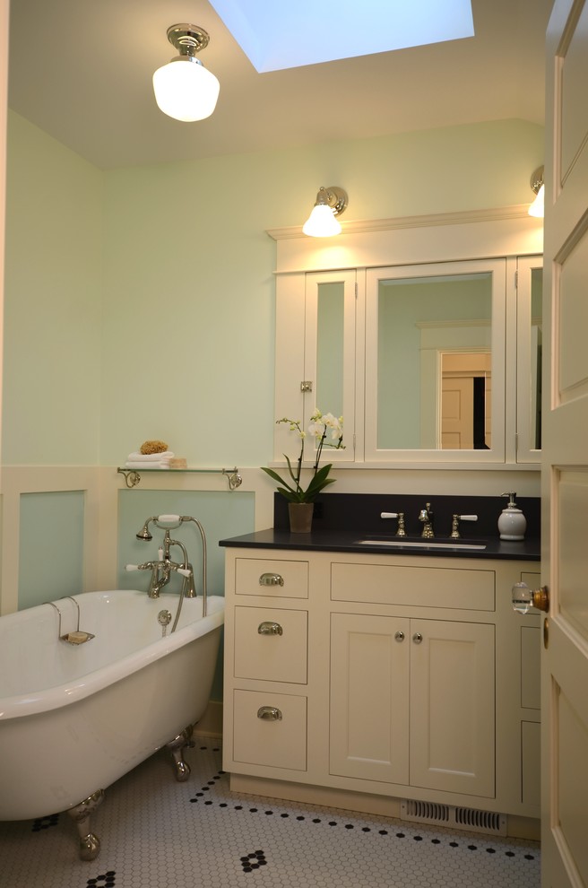 Bild på ett litet amerikanskt en-suite badrum, med skåp i shakerstil, vita skåp, ett badkar med tassar, en toalettstol med separat cisternkåpa, blå väggar, klinkergolv i keramik, ett undermonterad handfat och bänkskiva i kvarts