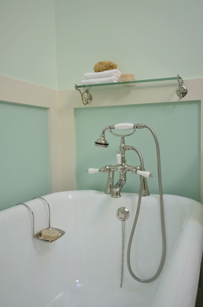 Idées déco pour une petite salle de bain principale craftsman avec un placard à porte shaker, des portes de placard blanches, une baignoire sur pieds, WC séparés, un mur bleu, un sol en carrelage de céramique, un lavabo encastré et un plan de toilette en quartz modifié.