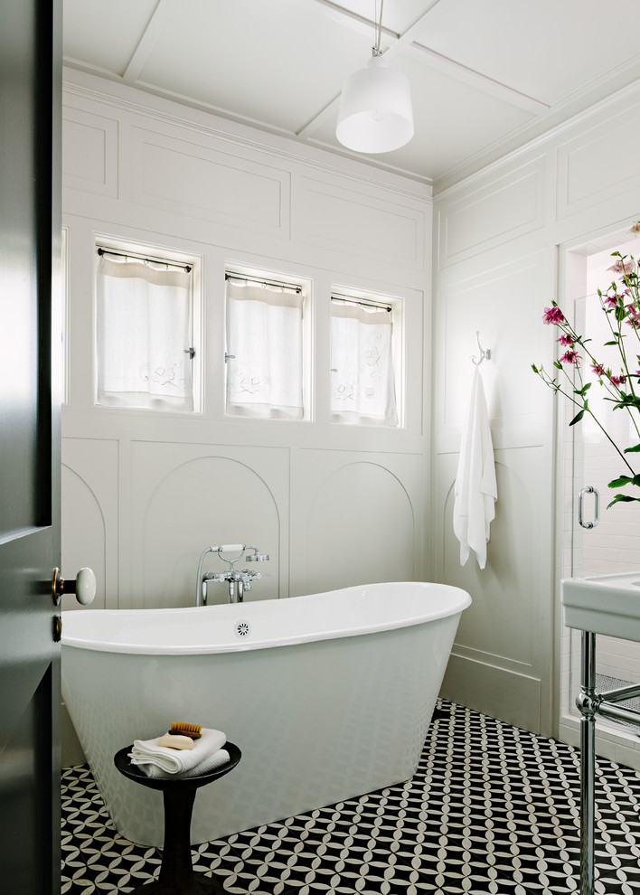 Klassisches Badezimmer mit freistehender Badewanne, weißer Wandfarbe, Keramikboden und buntem Boden in Portland