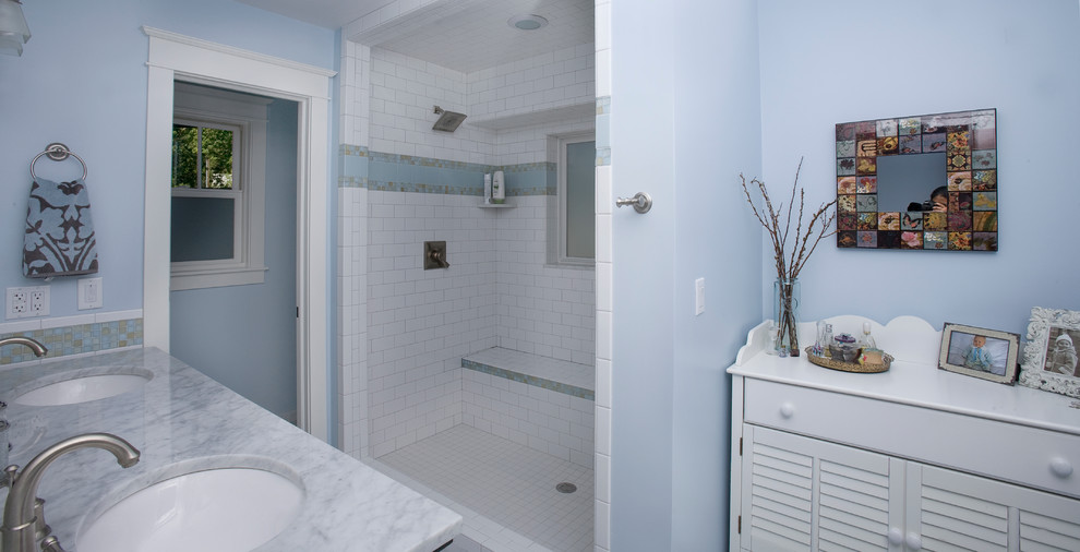 Пример оригинального дизайна: главная ванная комната среднего размера в стиле кантри с фасадами с утопленной филенкой, черными фасадами, двойным душем, бежевой плиткой, синей плиткой, стеклянной плиткой, синими стенами, врезной раковиной, мраморной столешницей и шторкой для ванной